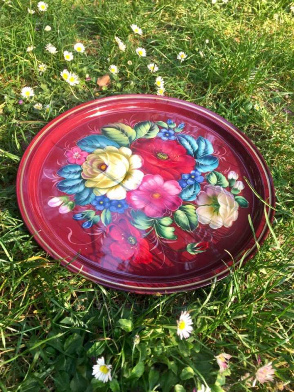 Plateau rond aux pivoines